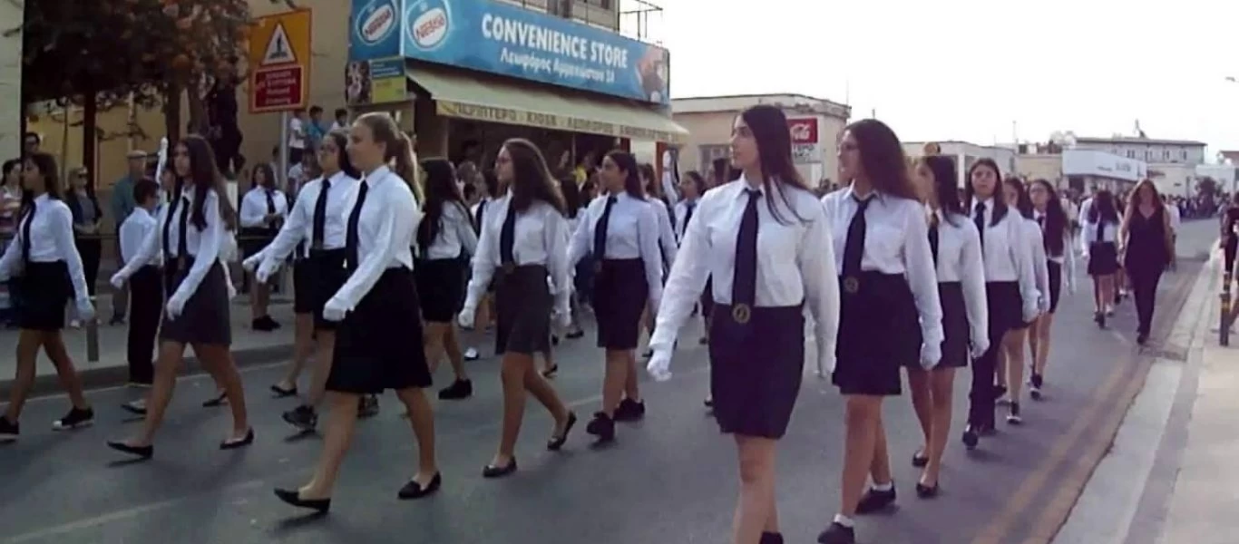 Κύπρος: Μαθητές αψήφησαν την κακοκαιρία και την απαγόρευση και παρέλασαν για την επέτειο του «ΟΧΙ»